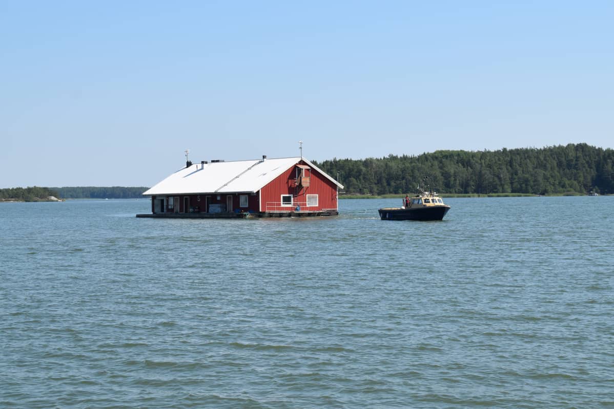 Ravintolarakennuksen kuljetus Saaristomerellä
