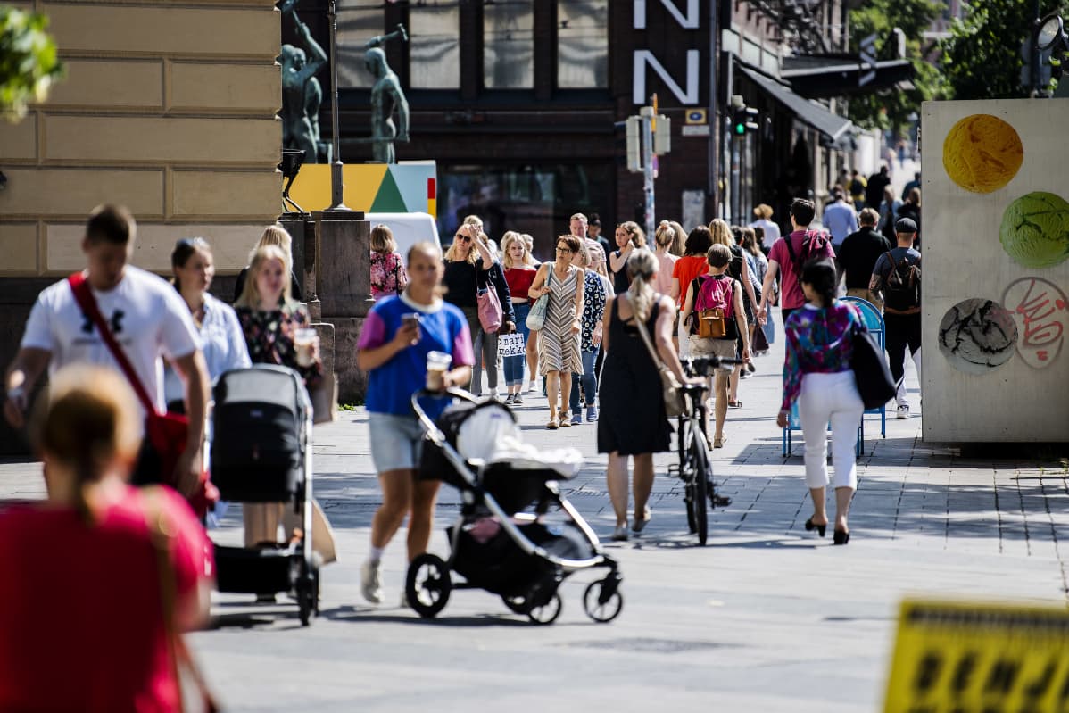 Kuvassa on ihmisiä Helsingin keskustassa heinäkuussa 2020.