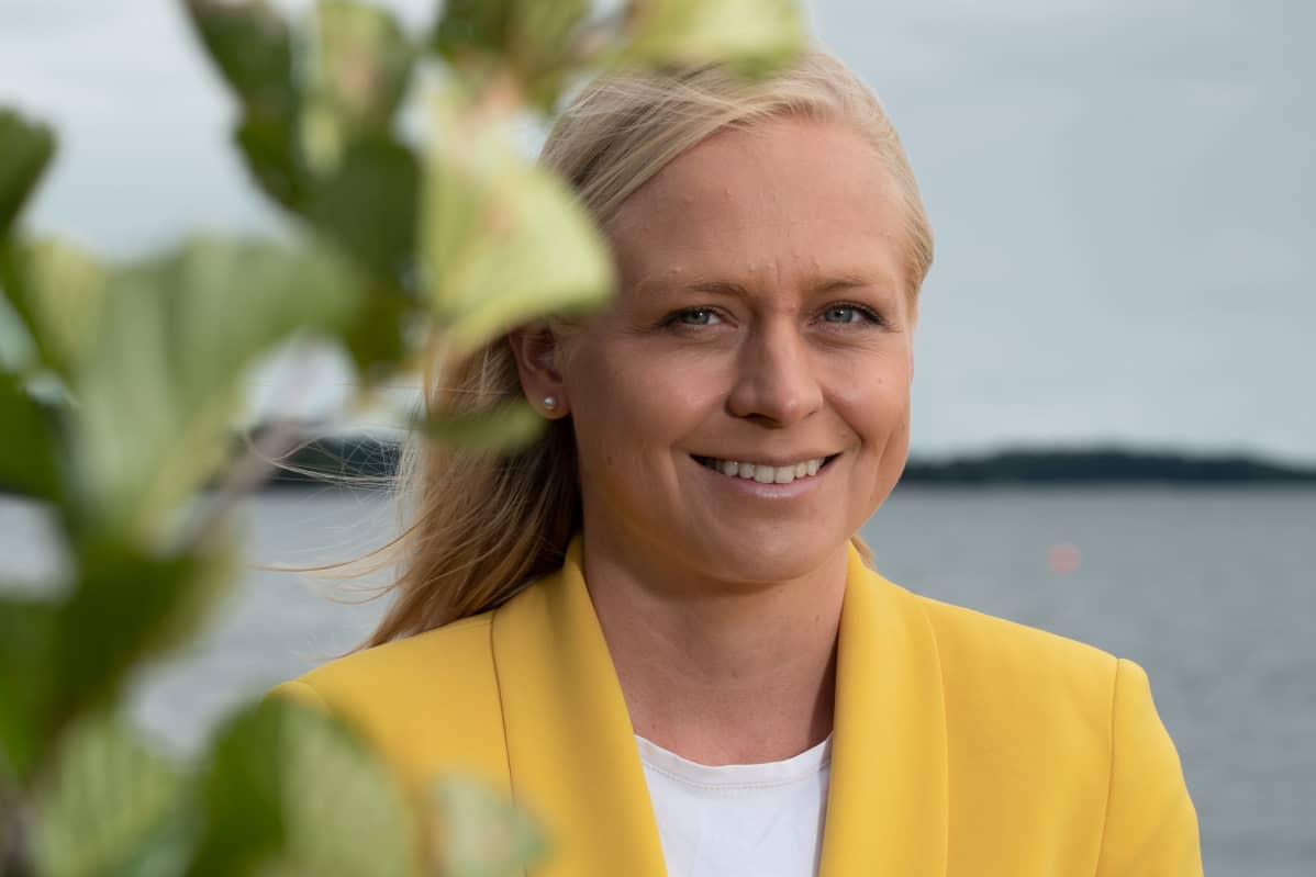 Elina Lepomäki meren rannassa.
