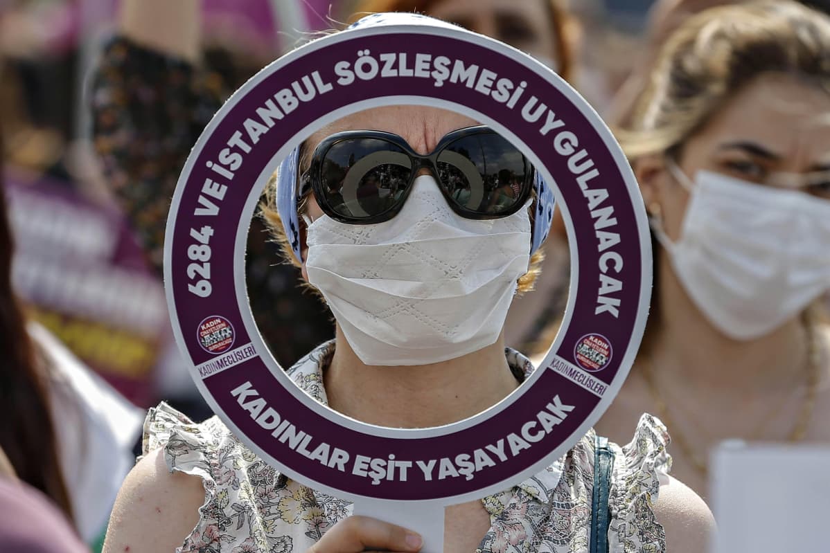 Heinäkuun loppupuolella Turkissa on järjestetty mielenosoituksia naisia kohtaan esiintyvää väkivaltaa vastaan.