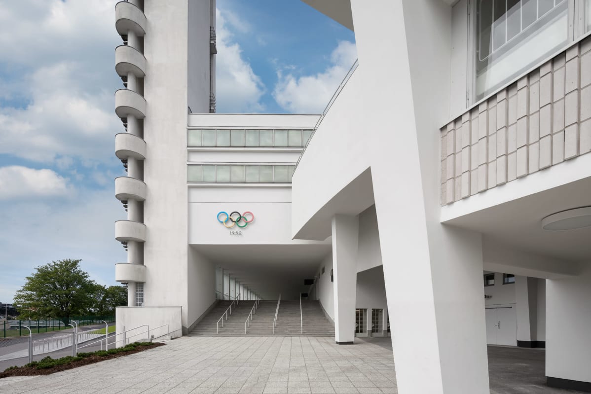 Stadionin tornin viereistä sisäänkäyntiä koristaa edelleen olympiarenkaat.