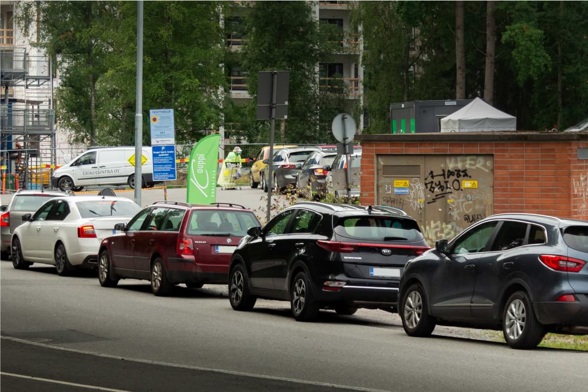 Autoja jonossa drive-in koronatestiin Tampereen Kaupissa