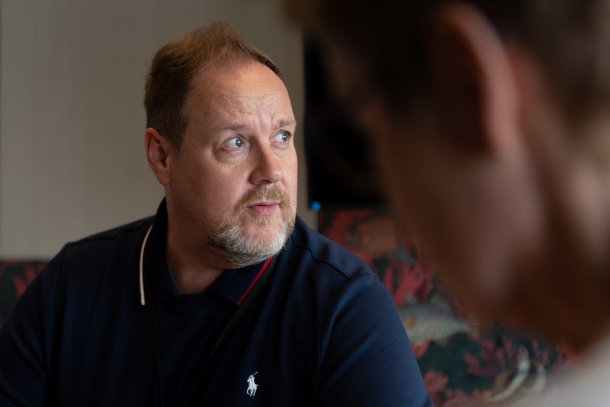 Jari Peltomäki katsoo ikkunasta ulos.