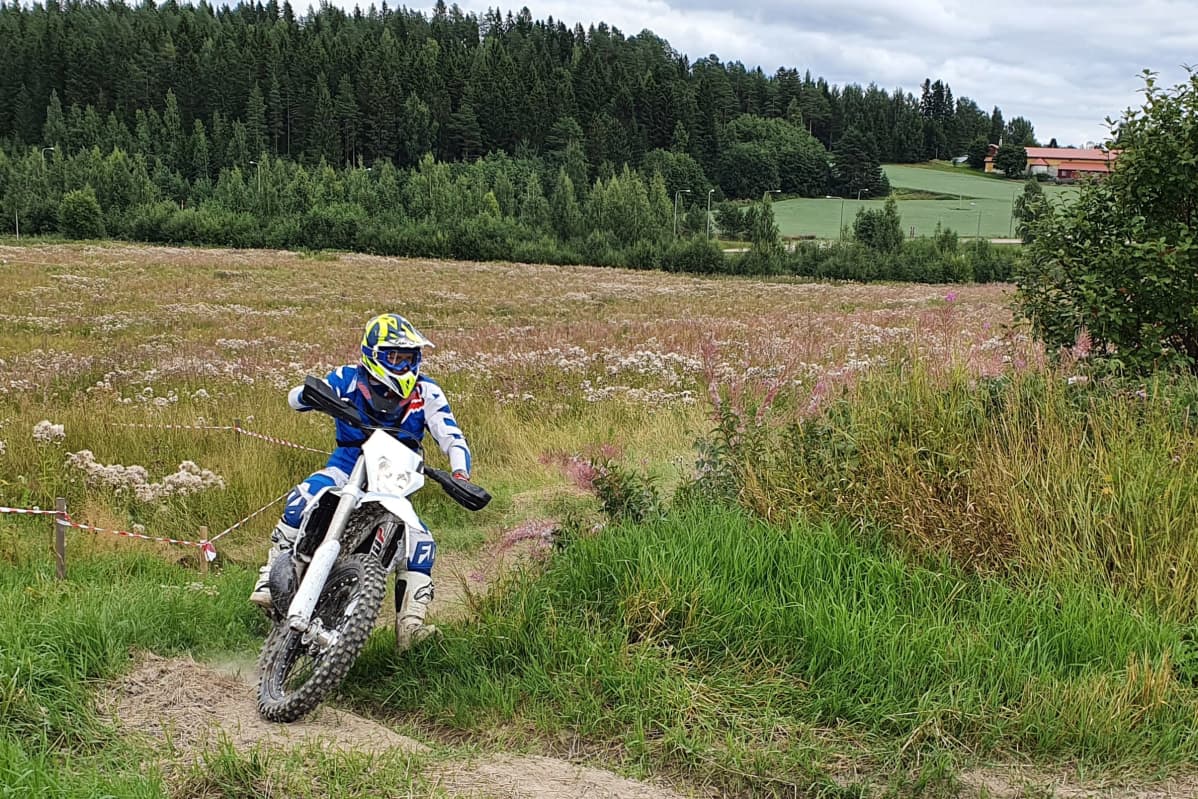Jonne Halttunen ajamassa enduroa.