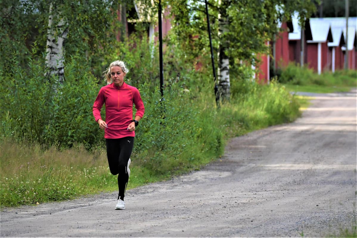 Nina Chydenius joggar vid sundet i Karleby.