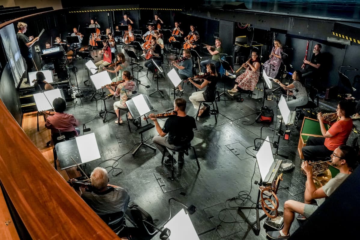 Esa-Pekka Salonen johtaa oopperan orkesteria harjoituksissa