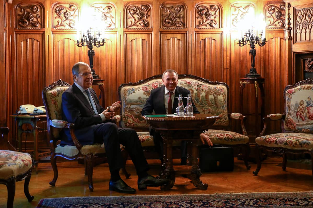 Lavrov ja Makei istumassa sohvaryhmässä.