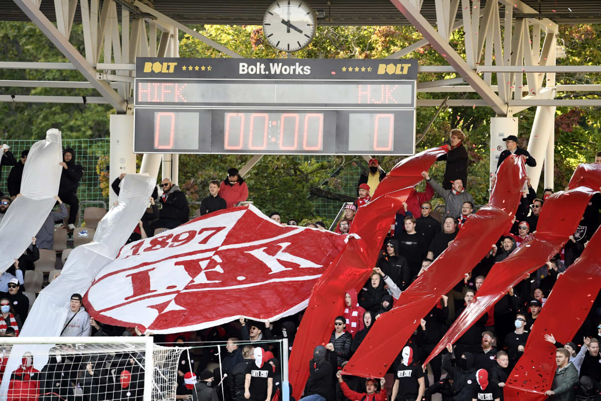 HIFK:n kannattajia Stadin derbyssä.