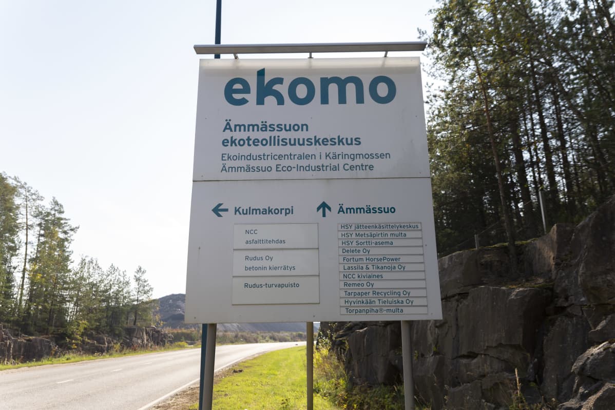Ekomon, Ämmässuon ekoteollisuuskeskuksen kyltti sinne johtavan tien varressa