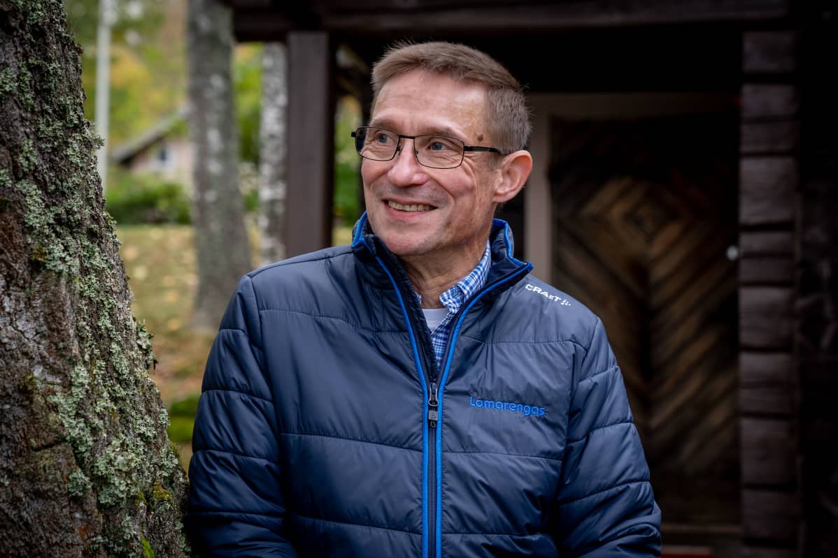 Lomarenkaan toim. joht. Juha-Pekka Olkkola yhdellä vuokramökillä Veikkolassa