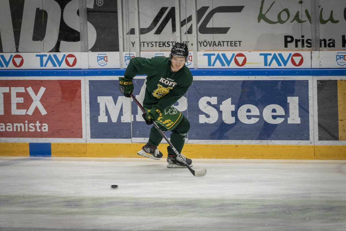 Jääkiekkoilija Barrett Hayton Tampereen Ilveksen harjoituksissa Hakametsän jäähallissa.