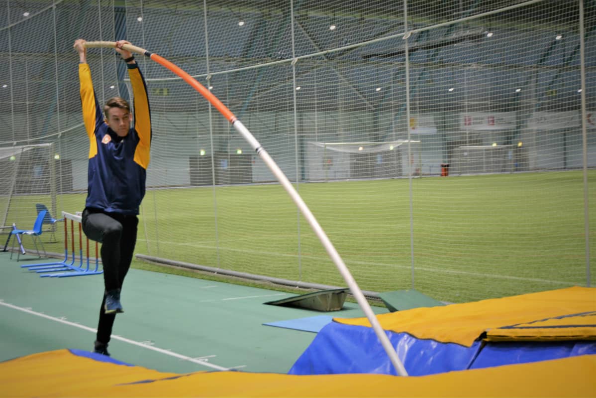 Mikko Paavola harjoittelemassa seiväshyppyä Botniahallissa