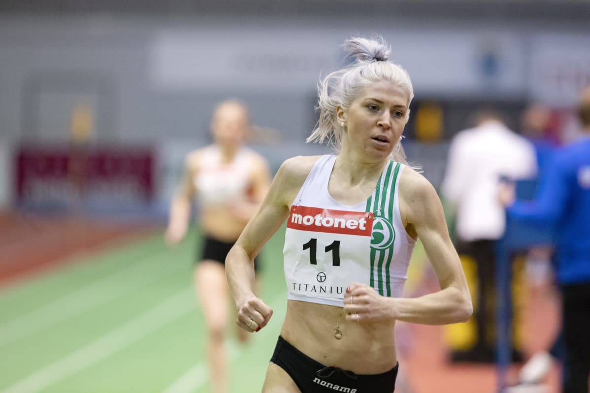Sara Kuivisto löper i Akilles dräkt.