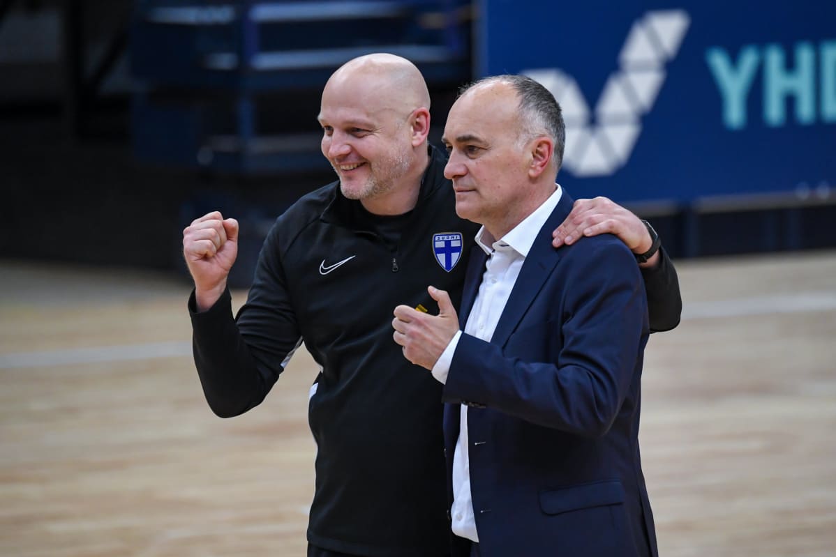 Maalivahtivalmentaja Dusan Matic ja päävalmentaja Mico Martic juhlivat EM-kisapaikkaa Vantaalla huhtikuussa 2021.