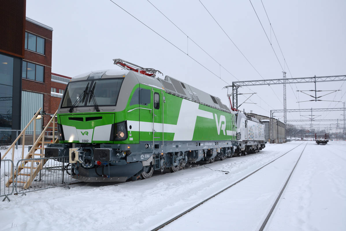 Vectron-hybridiveturi Turun ratapihalla.
