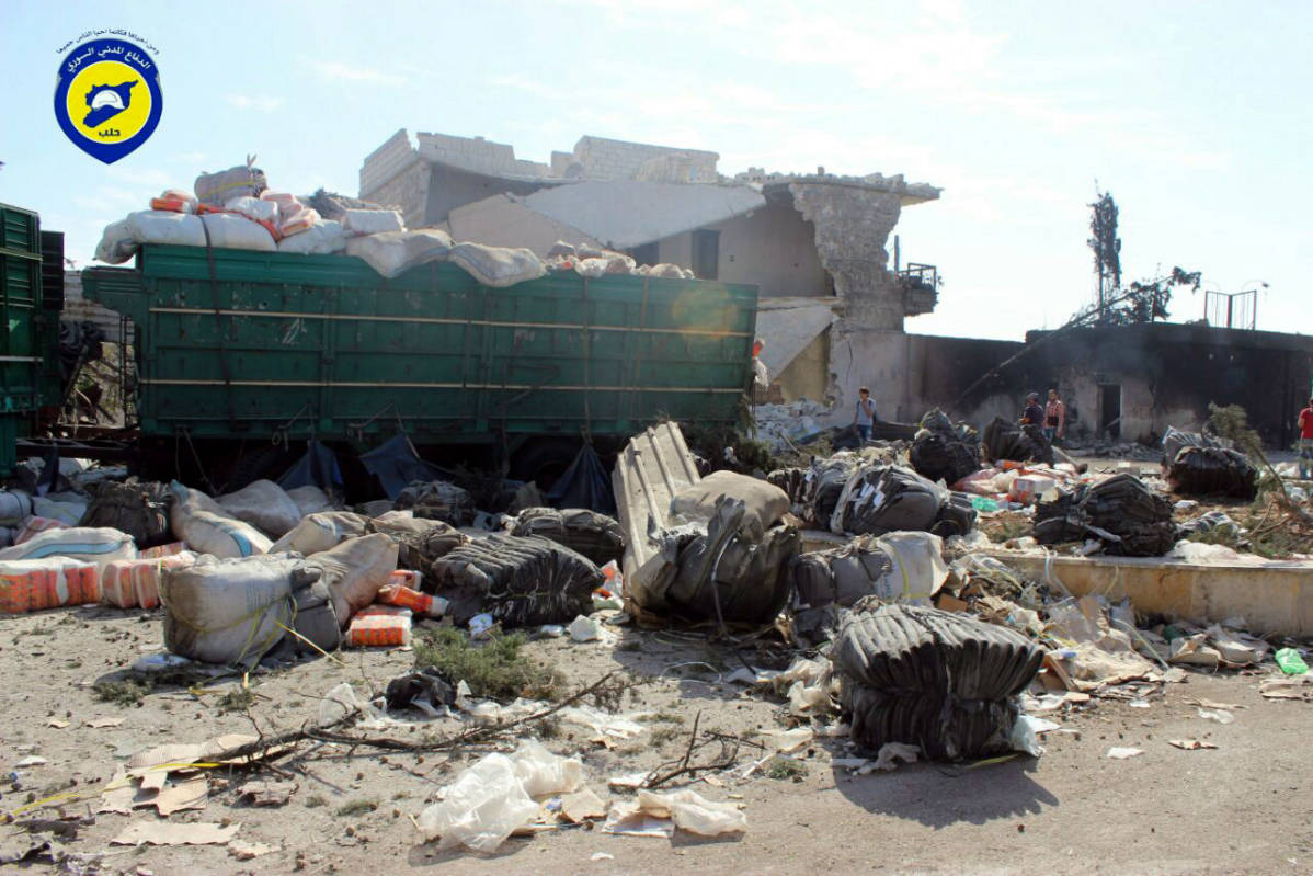 Pommien tuhoama Punaisen Ristin avustusrekka Urum al-Kubrassa, Aleppossa 20. syyskuuta.