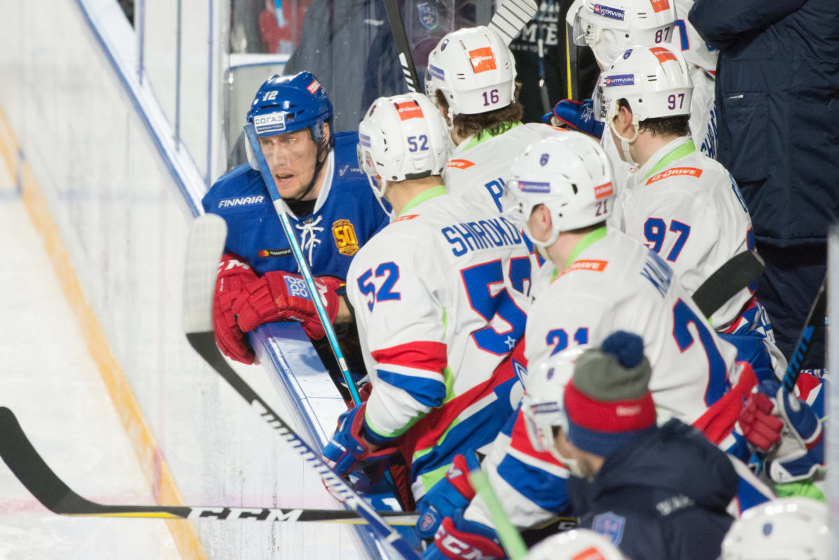 Marko Anttila ja SKA:n pelaajat juttusilla vaihtoaitioissaan.