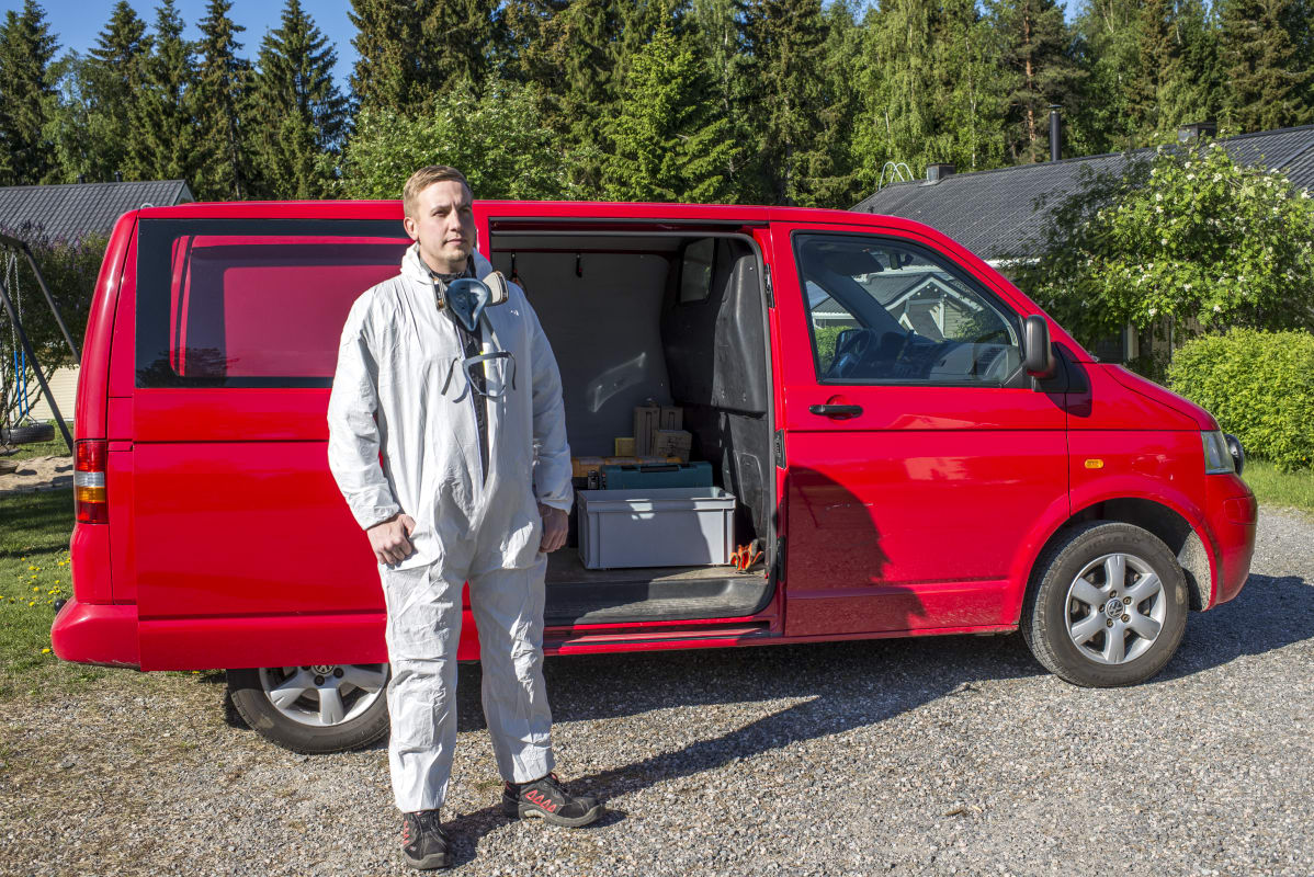 Tuholaistorjuja Joonas Huhtalalla pitää kiirettä lutikoiden hävittämisessä.