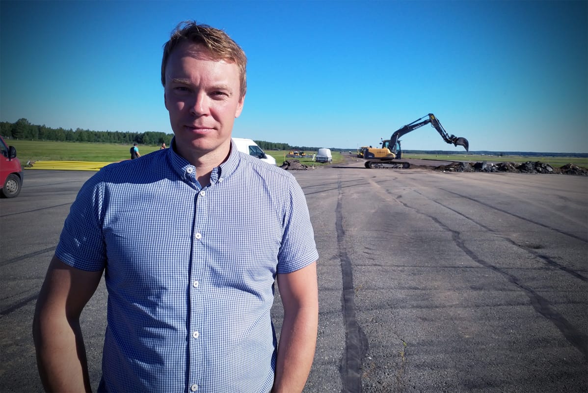 Ratahankevastaava Mika Marjamäki kiihdytysareenan työmaalla Kauhavan lentokentällä.