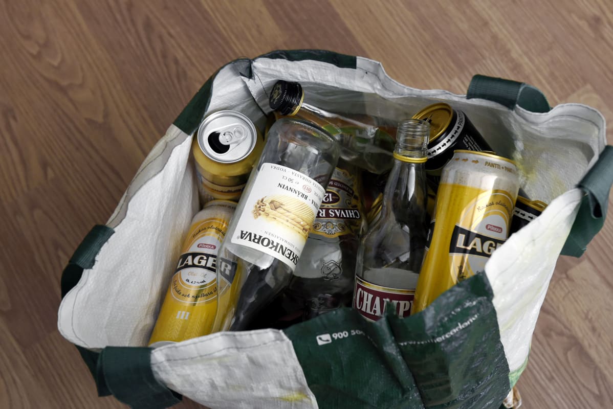 Tyhjiä olut - ja viinapulloja kassissa.