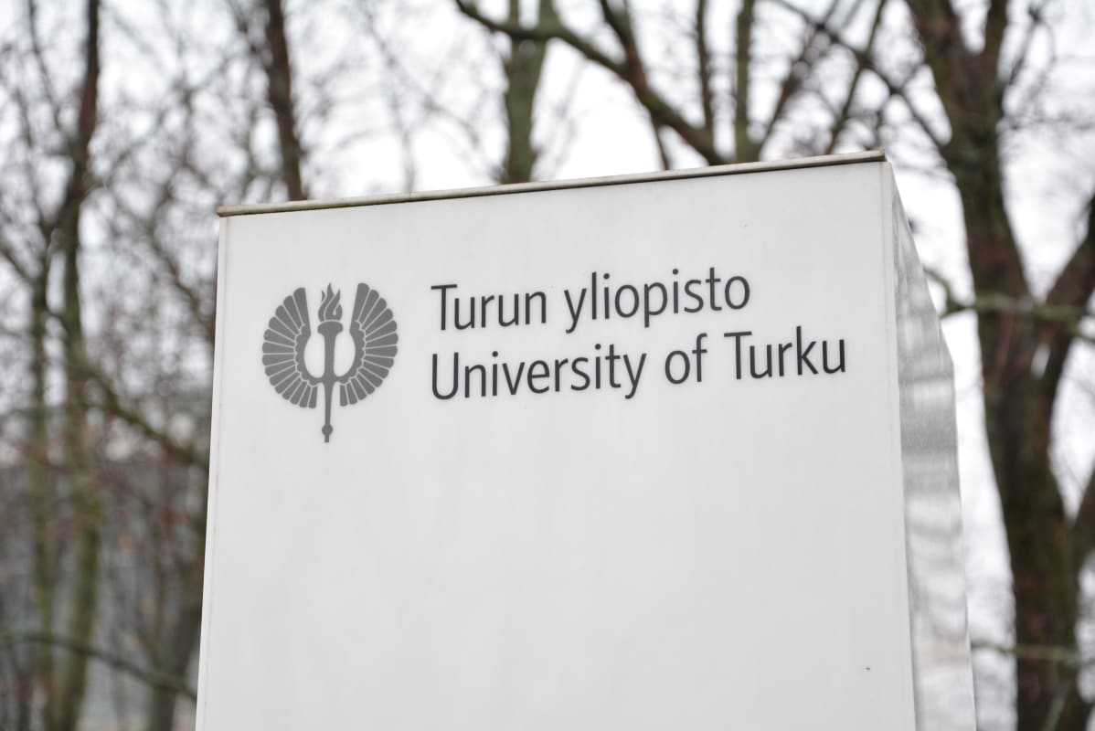 Turun yliopiston kyltti lähikuvassa.