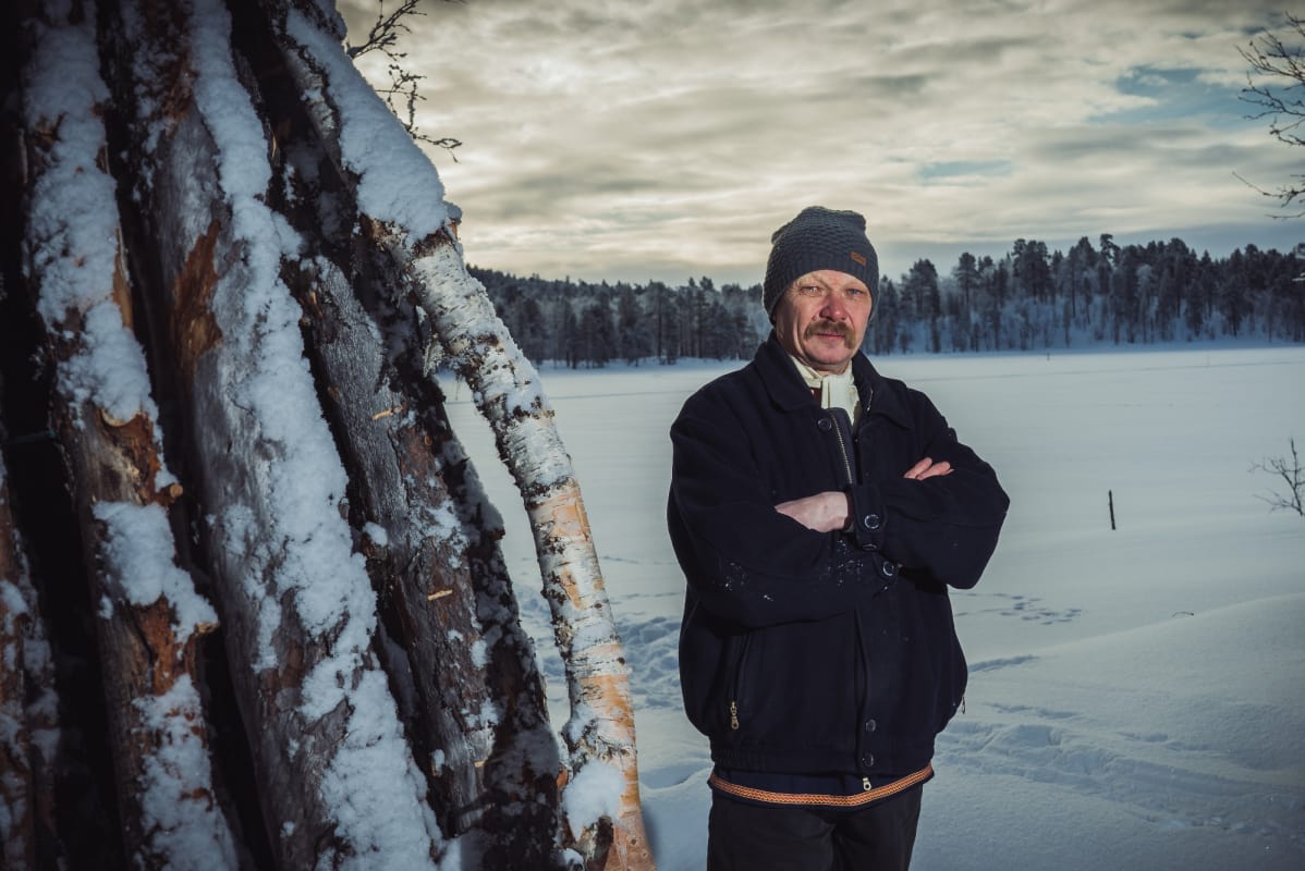 Kolttasaamelainen Pekka Fofonoff kotonaan Nitsijärvellä.