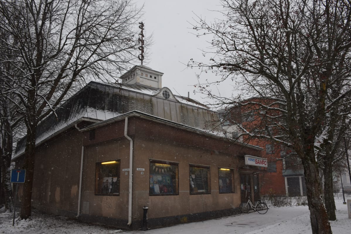 Kino Sampo ulkoa kuvattuna talvella.