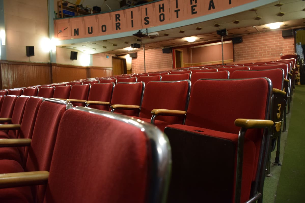 Punaisia penkkejä Kino Sammon elokuvateatterisalissa.