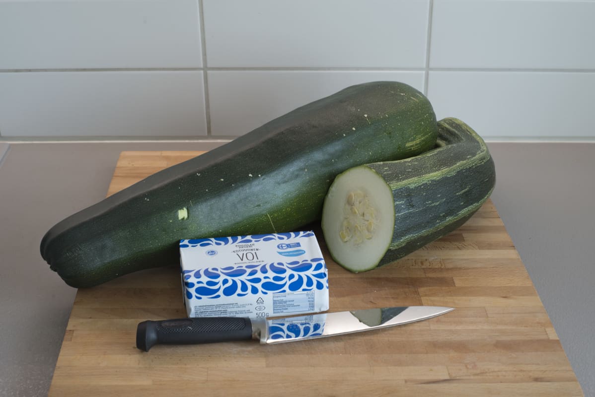 Jätikesäkurpitsasta saa yksinkertaisesti maukkaan kasvispihvin kun paistaa siivun kevyesti voilla.