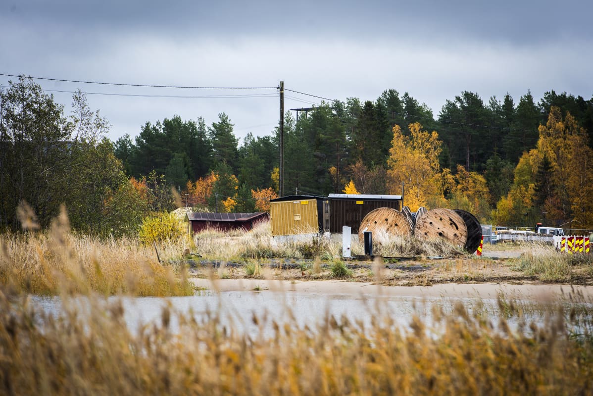 Putkikeloja sekä rahtikontteja Kalajoen hiekkasärkkien Keskuskarilla.