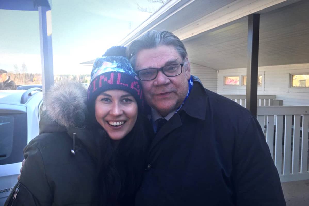 Tiina Elovaara ja Timo Soini hymyilevät kameralle.