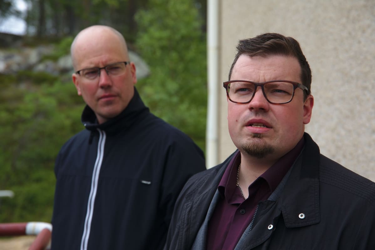 Inarin kunnanjohtaja Toni K. Laine (oikealla) sanoo, että Kirakakkönkään voimalan lopetusta harkitaan vakavasti. Kunnallisen energiayhtiön Inergia Oy:n toimitusjohtaja Timo Jokinen sanoo, että pienvoimalan lopetus voi olla taloudellisesti ja ympäristön kannalta järkevintä nykymaailmassa.