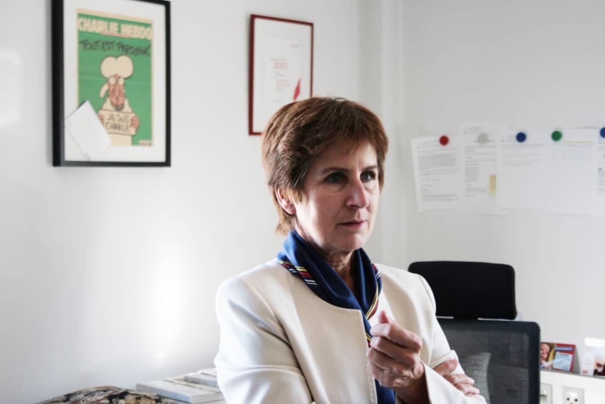 Antonia Gössinger on Kärntenin osavaltiossa ilmestyvän Kleine Zeitungin päätoimittaja. Seinällä roikkuu journalismipalkinto, jonka hän sai jouduttuaan Jörg Haiderin ja FPÖ:n kannattajien hyökkäyksen kohteeksi.