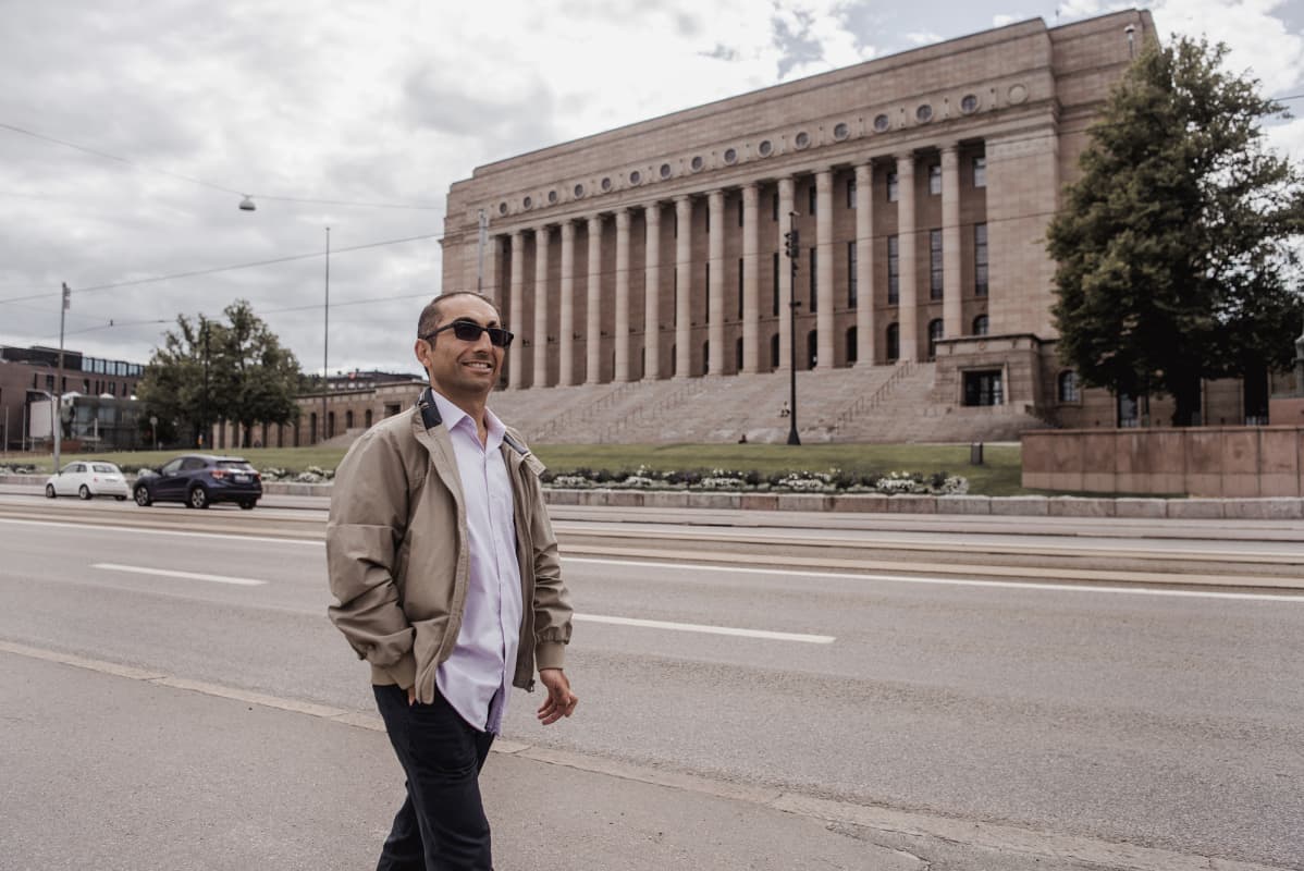Vuoden pakolaismies 2020 Kordnejad Ebrahimi eduskuntatalon edessä.