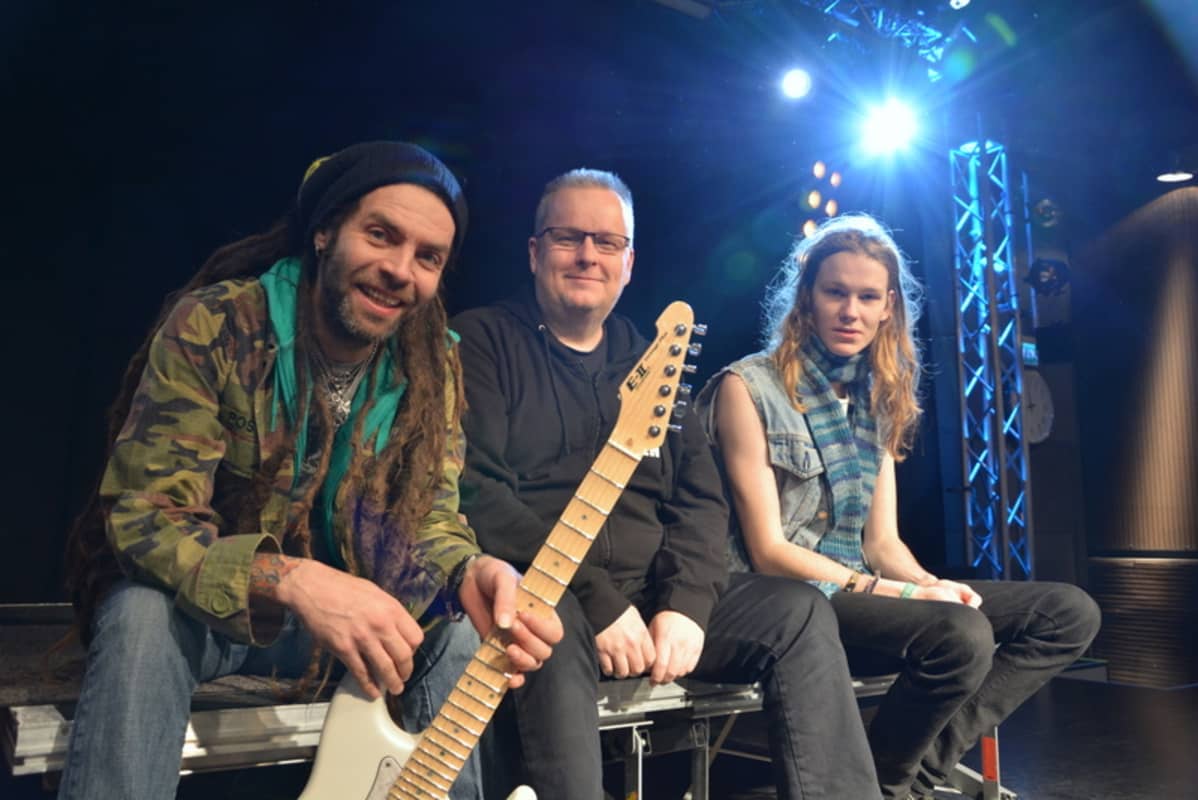 Turku Rock Academyn vastaava tuottaja Mark Bertenyi, toiminnanjohtaja Tomi Arvas ja Hangman's Voodoon rumpali Antti Yli-Halla akatemian esiintymislavalla Vimmassa.