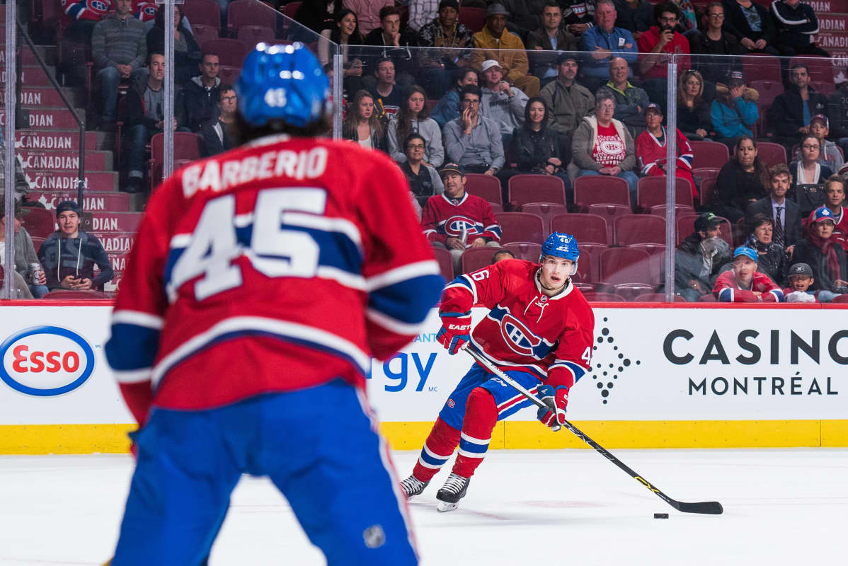 Canadiensin Artturi Lehkonen (takana) hakee syöttöä Mark Barberiolle.