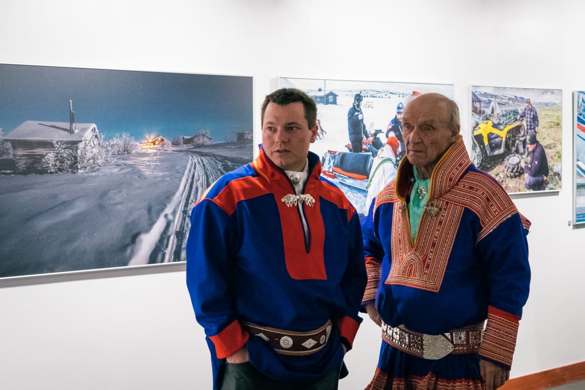 Antti-Oula Juuso Gáijjogat čájáhusas Anár Siida-musea