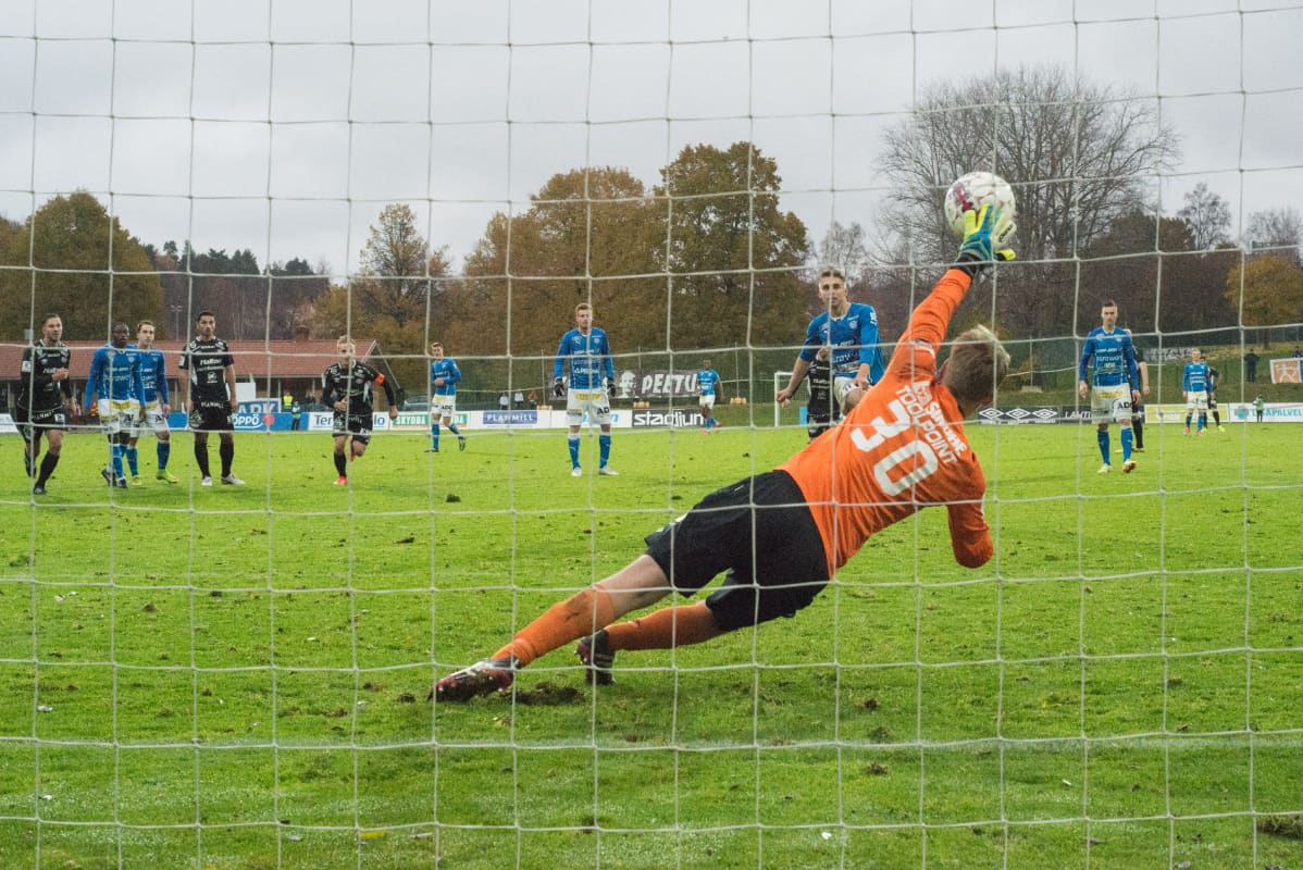 Aleksandr Kokko upottaa rangaistuspotkun Veikkausliiga-matsissa.