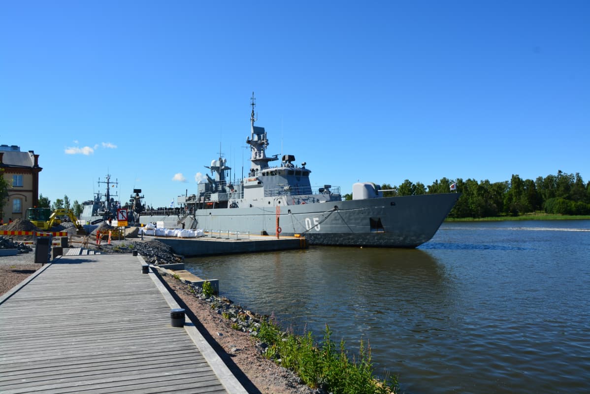 Miinalaiva Uusimaa Vaasan sisäsatamassa.
