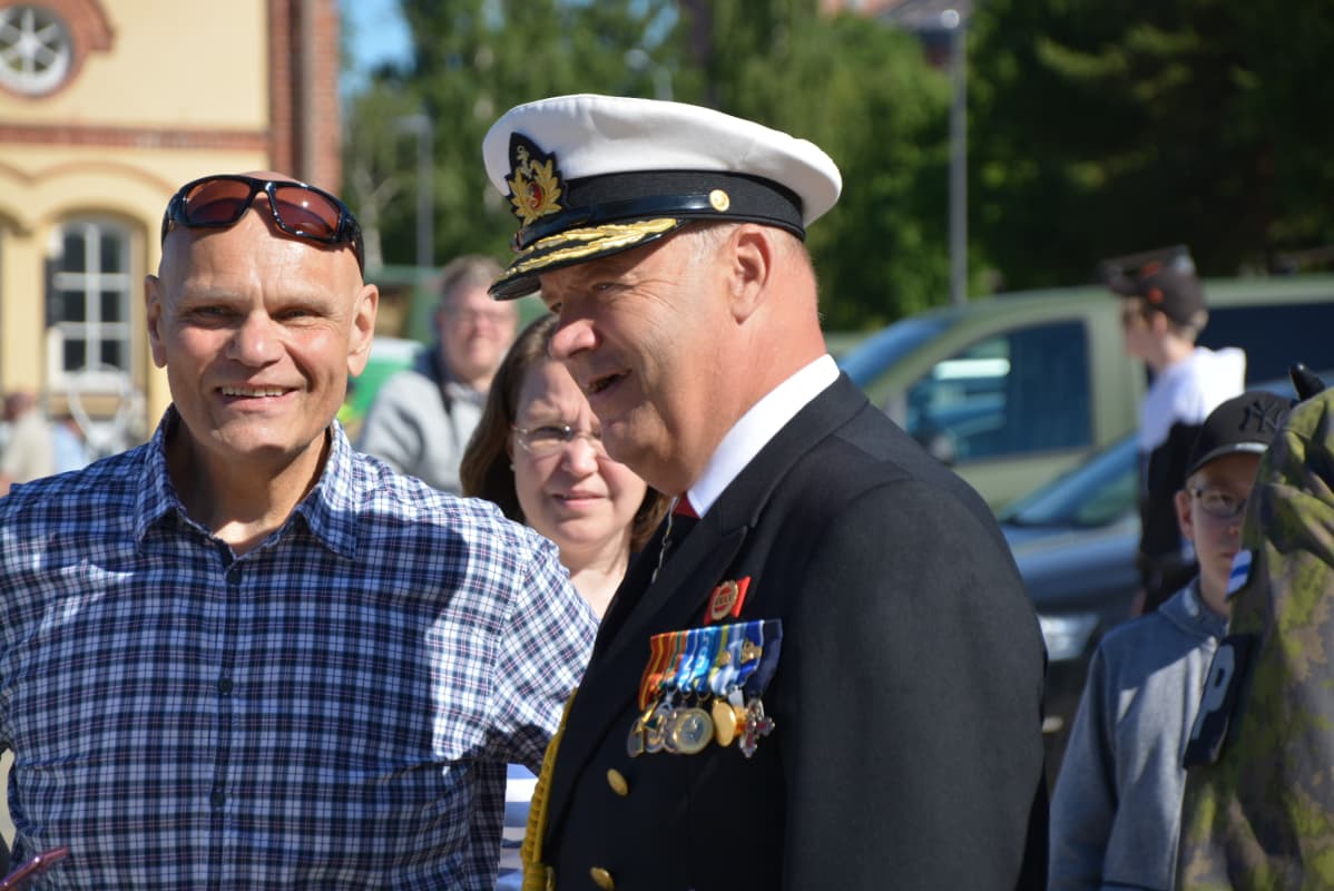 Merivoimen komentaja vara-amiraali Veijo Taipalus oli haluttua juttuseuraa.