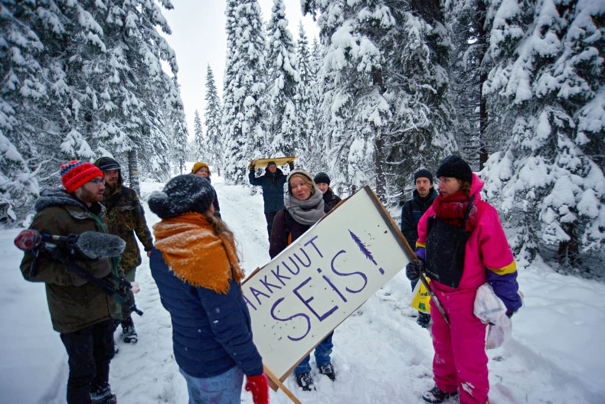 Mielenosoittajia Paljakan metsähakkuualueella Puolangalla Kainuussa.