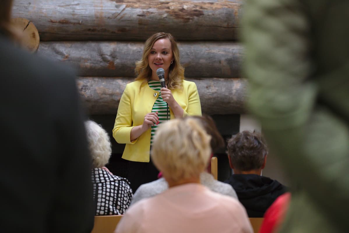 Elinkeinoministeri Katri Kulmuni hallituksen kirjastokiertueella Kemijärven kirjastossa maanantaina 5.8.2019.