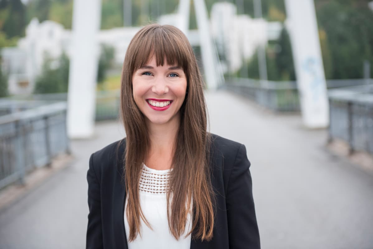 Kuvassa Vilja Laaksonen seisomassa ylistön sillalla Jyväskylässä