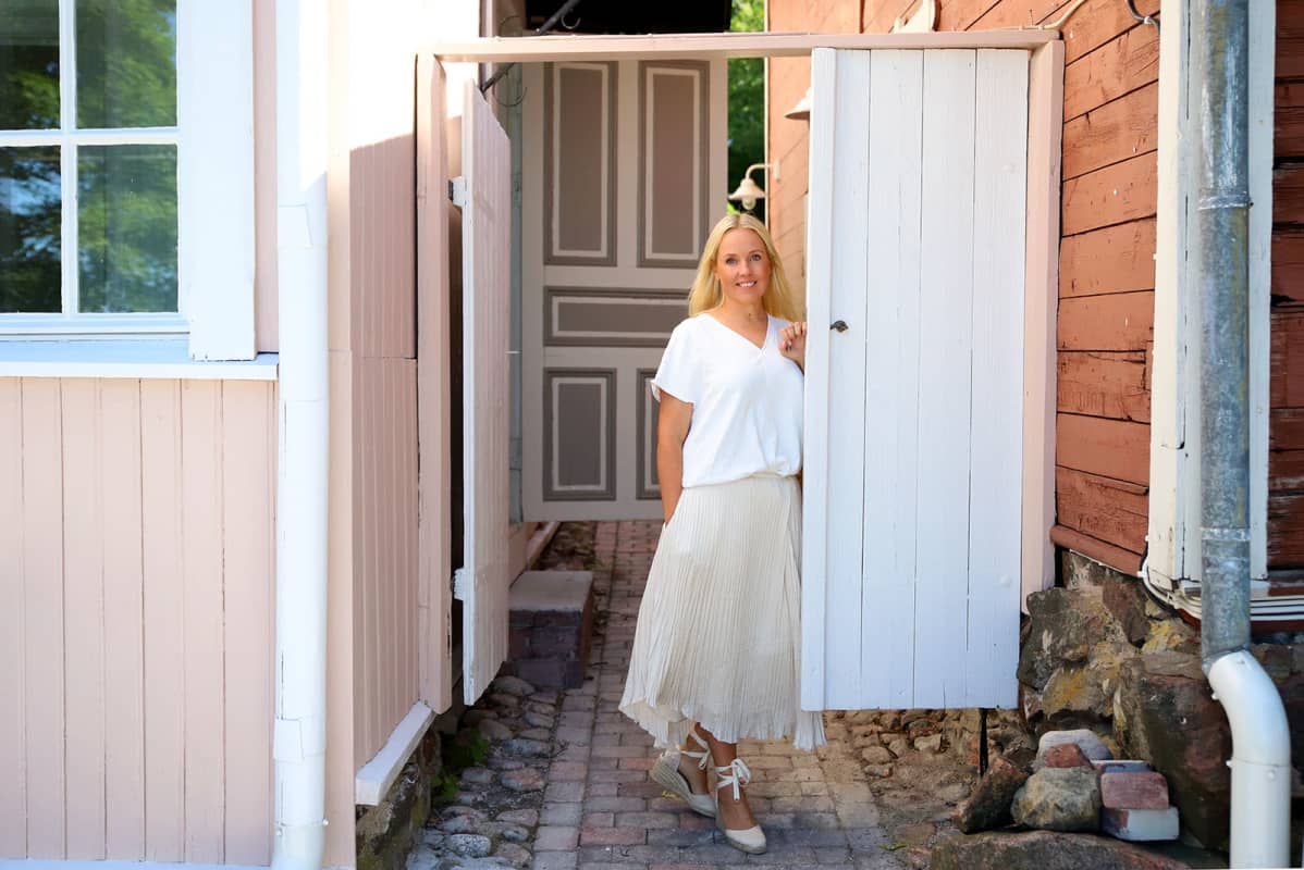 Sirena Kiviranta kuvattuna Naantalin Lill Kivirannan takapihalla.