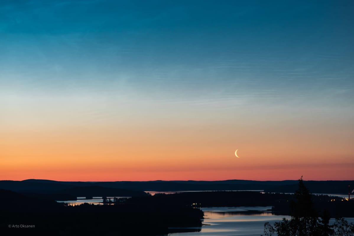 Arto Oksasen ottama kuva yöllä hohtavista pilvistä.