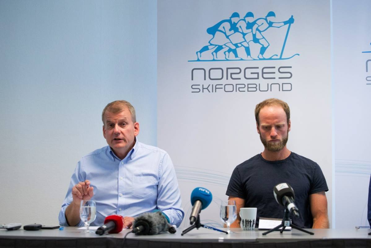 Norjan hiihtoliiton puheenjohtaja Erik Röste ja Martin Johnsrud Sundby tiedotustilaisuudessa.