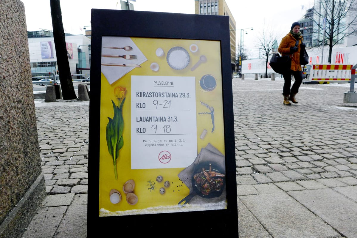 Alkon pääsiäisen aukioloajoista kertova kyltti Alkon ulkopuolella Helsingissä.