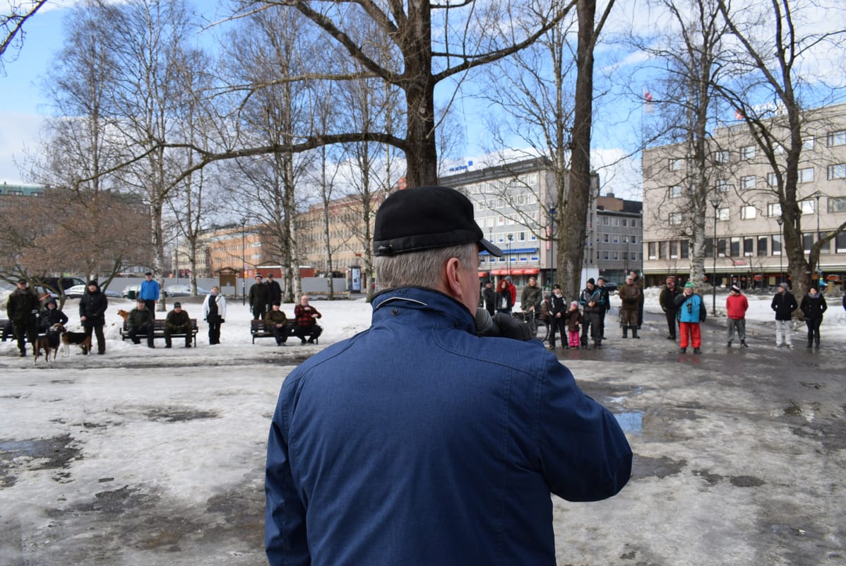 Susikapinamarssin osallistujille puhui myös kansanedustaja Hannu Hoskonen (kesk).