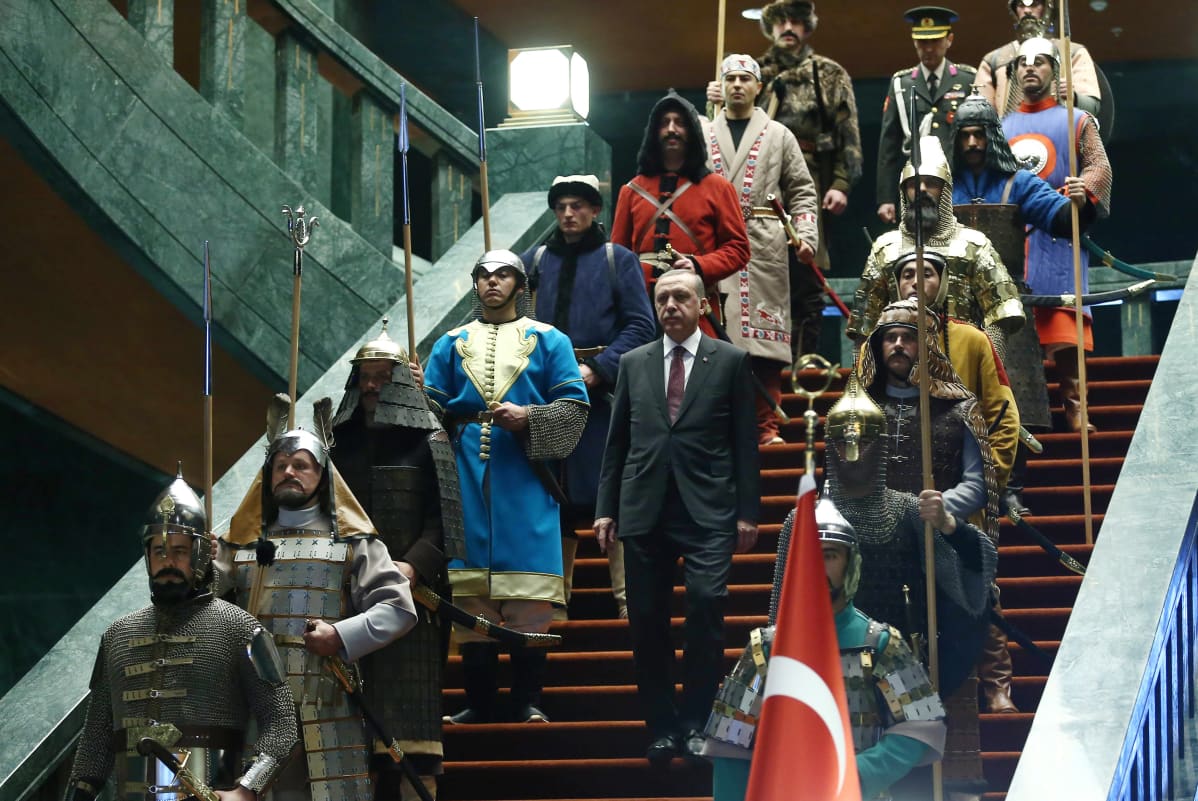 Erdogan palatsissaan historiallisten hahmojen seurassa.