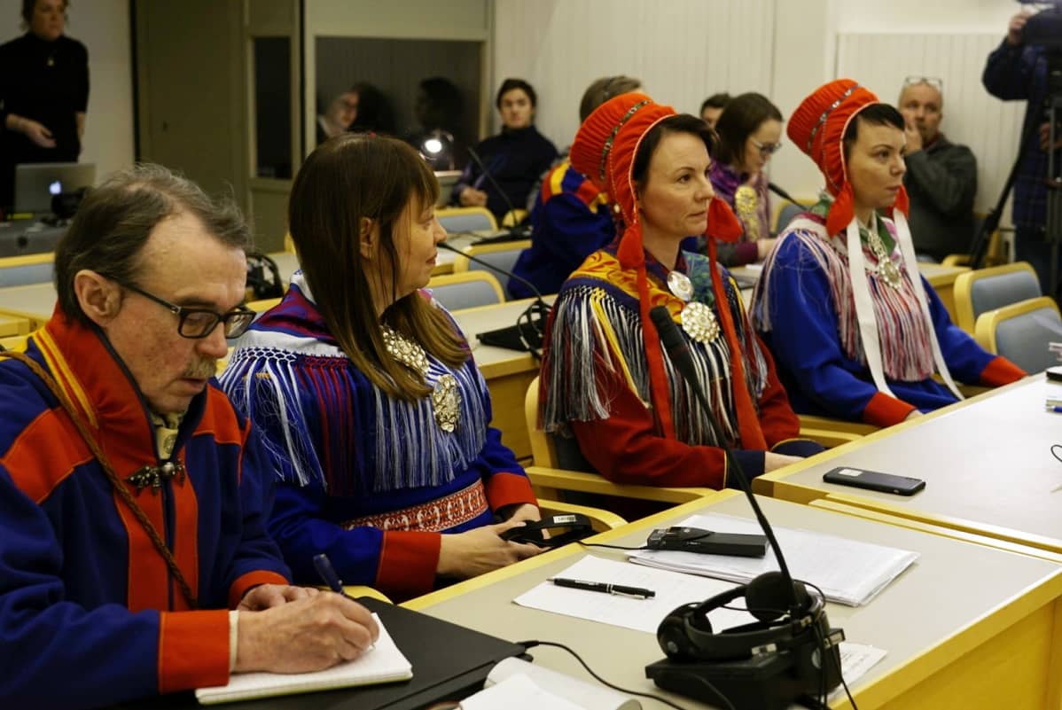 Kuva Tenon luvattoman pyynnin käräjiltä Utsjoella 14.2.2019. Kuvassa syytetyt Esko Aikio, Anne Nuorgam, Heidi Eriksen ja Kati Eriksen.